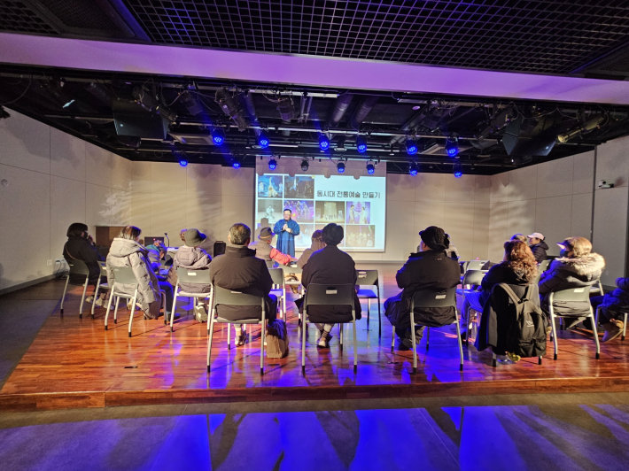 강연에 집중하는 참가자들