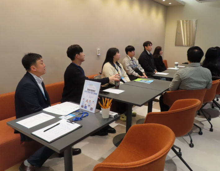 담당자 소개를 듣는 청년 대표들