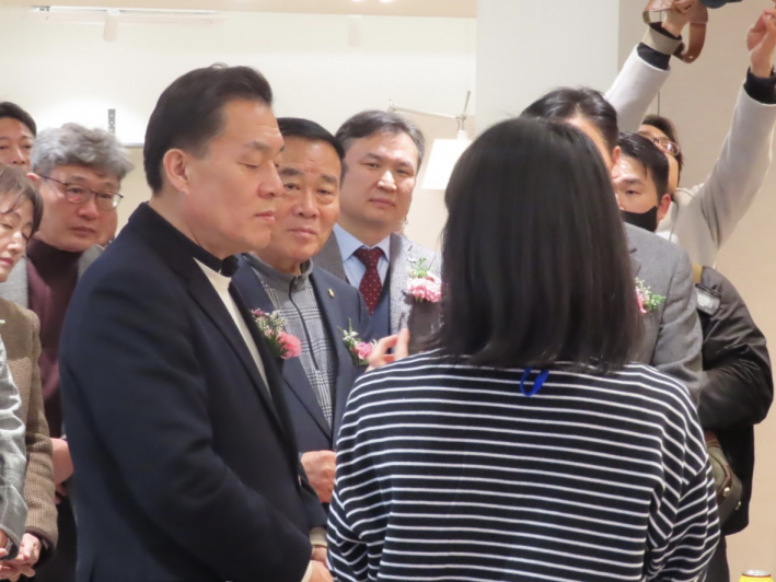 청년 창업가의 이야기를 듣는 이재준 수원특례시장