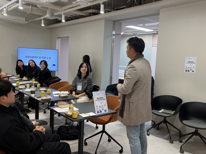 창업가들을 독려하는 수원도시재단 경제본부 김승일 본부장