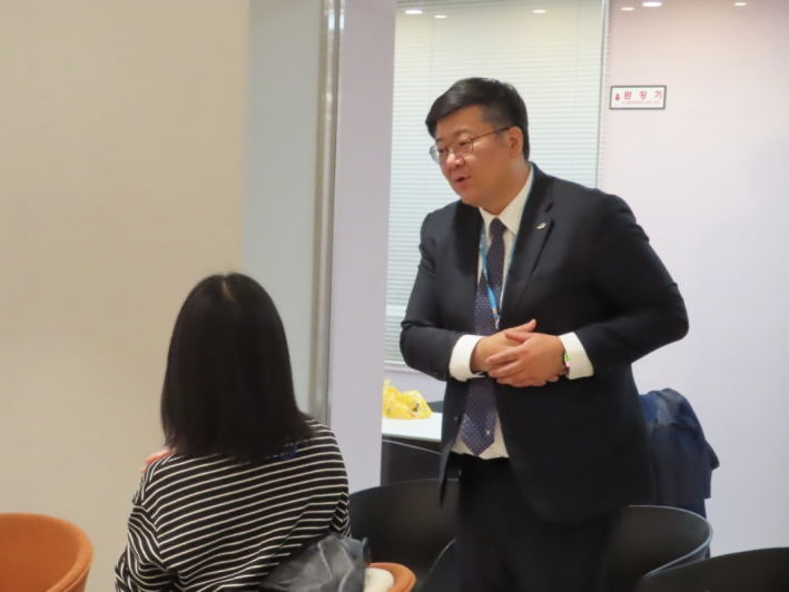 청년창업가들에게 인사하는 창업지원센터 최상락 센터장