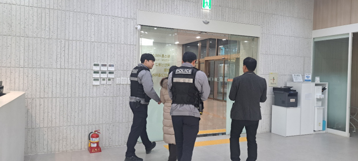 사진)수원시가 '악성·반복 민원 대응 모의훈련'을 하고 있다.    