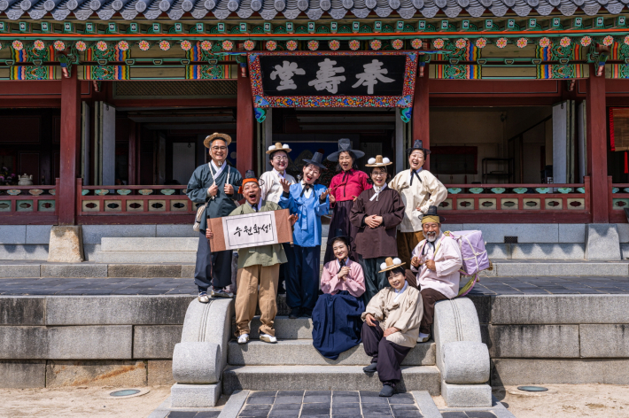 사진2)주민배우와 함께하는 고궁산책을 운영하는 행복장인, 동행지기    