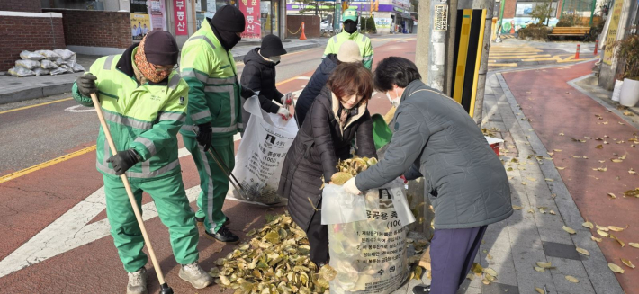 조원1동 지역주민과 환경관리원들이 낙엽을 치우고 있는 모습이다.