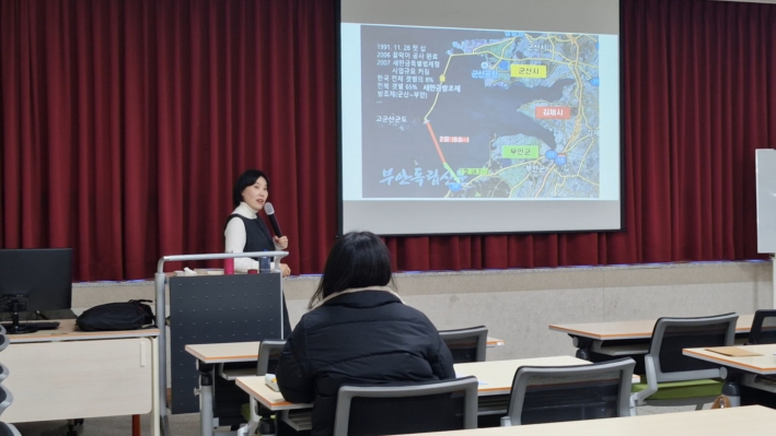 새만금 지도를 보여 주고 있다.