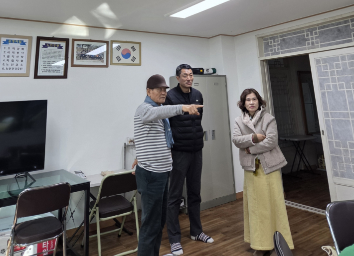 김옥영 조원1동장이 관내 경로당을 내방하여 애로 사항 청취 및 한파대비 안전점검을 하고 있는 사진이다.