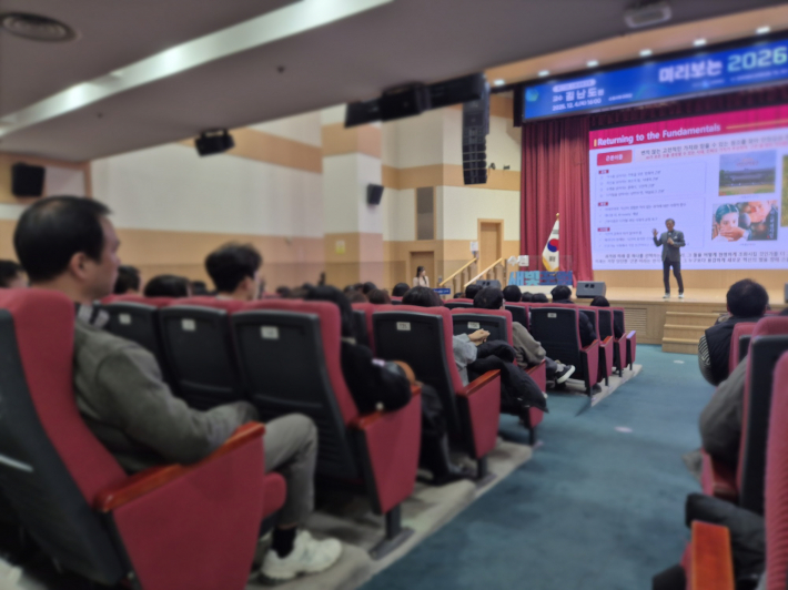 감정과 건강이 중요한 경쟁력이 되는 시대를 보여주는 '필코노미'와 'HQ' 개념.