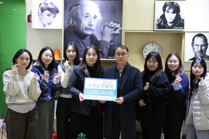 후원금 전달식 후 기념촬영을 하고 있다.