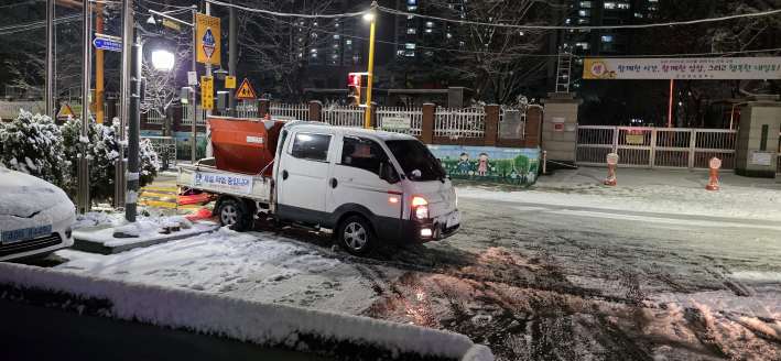 수원시가 4일 저녁 제설작업을 하고 있다.     
