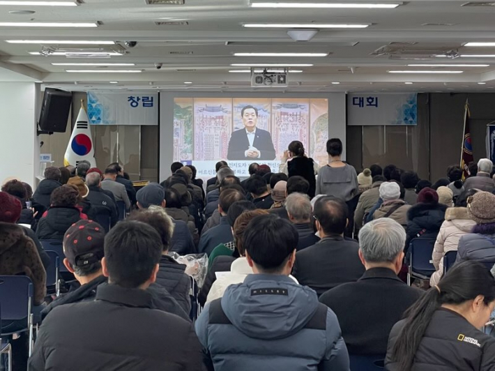 시장님의 노인지도자대회 축사영상을 시청하고 있다.