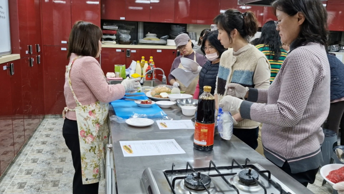 앞으로 나와서 강사에게 설명을 듣고 있다.