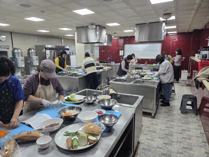 실습에 열중하고 있는 실습생들