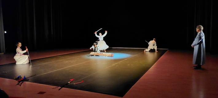 출연진 5명 공연의 한 장면