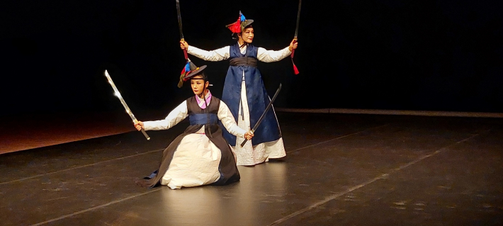 검무예인 신미경, 윤자경의 공동 검무