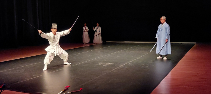 무예연구가 김영호가 검무예인 김재성의 검무를 지켜보고 있다.