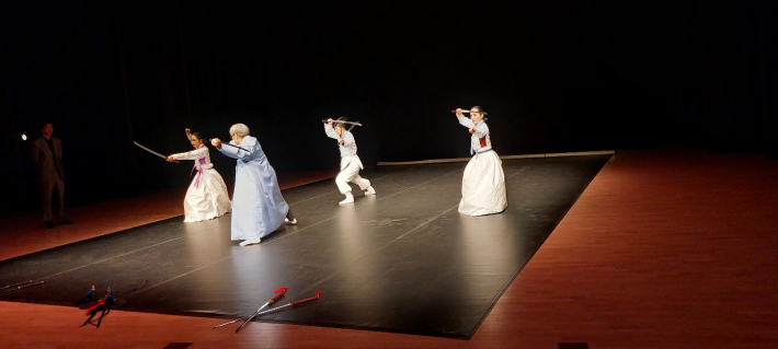 출연진 네 명의 검무 시범