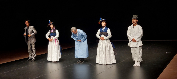 출연진이 모두 나와 감사 인사를 하고 있다.