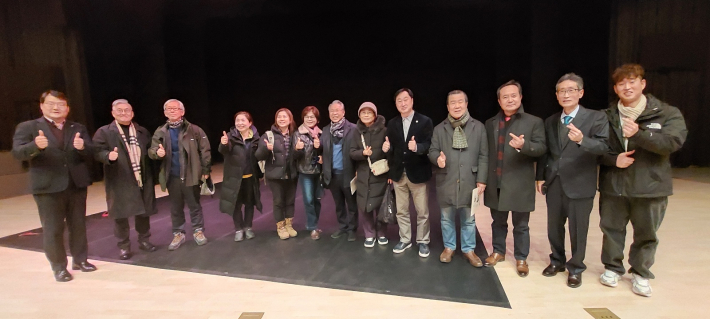 축하내빈 기념사진. 우측에서 세번째가 정조인문예술재단 박흥식 이사장