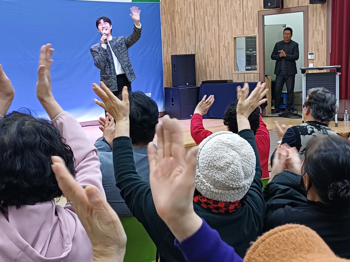 수원 출신인 공훈 초청 가수 공연 장면