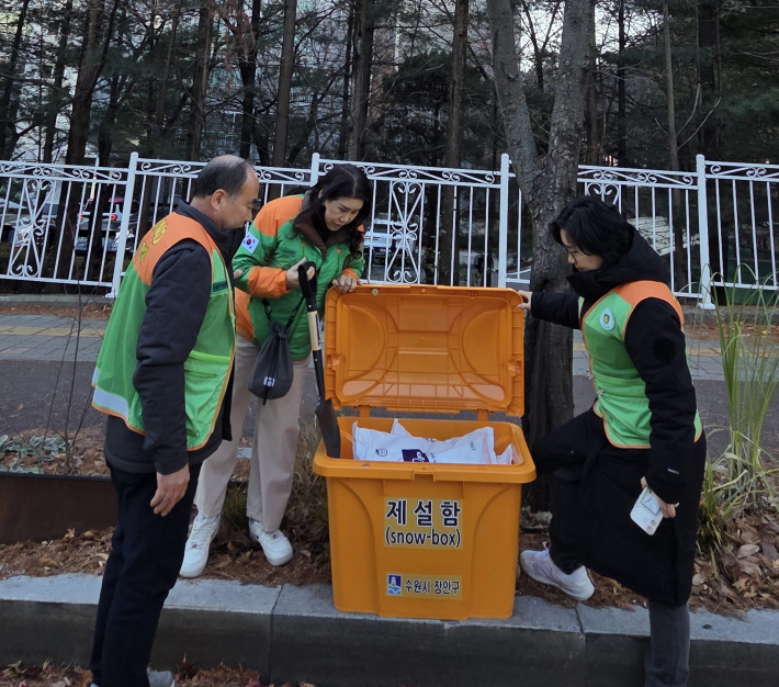제설함을 점검하는 방재단