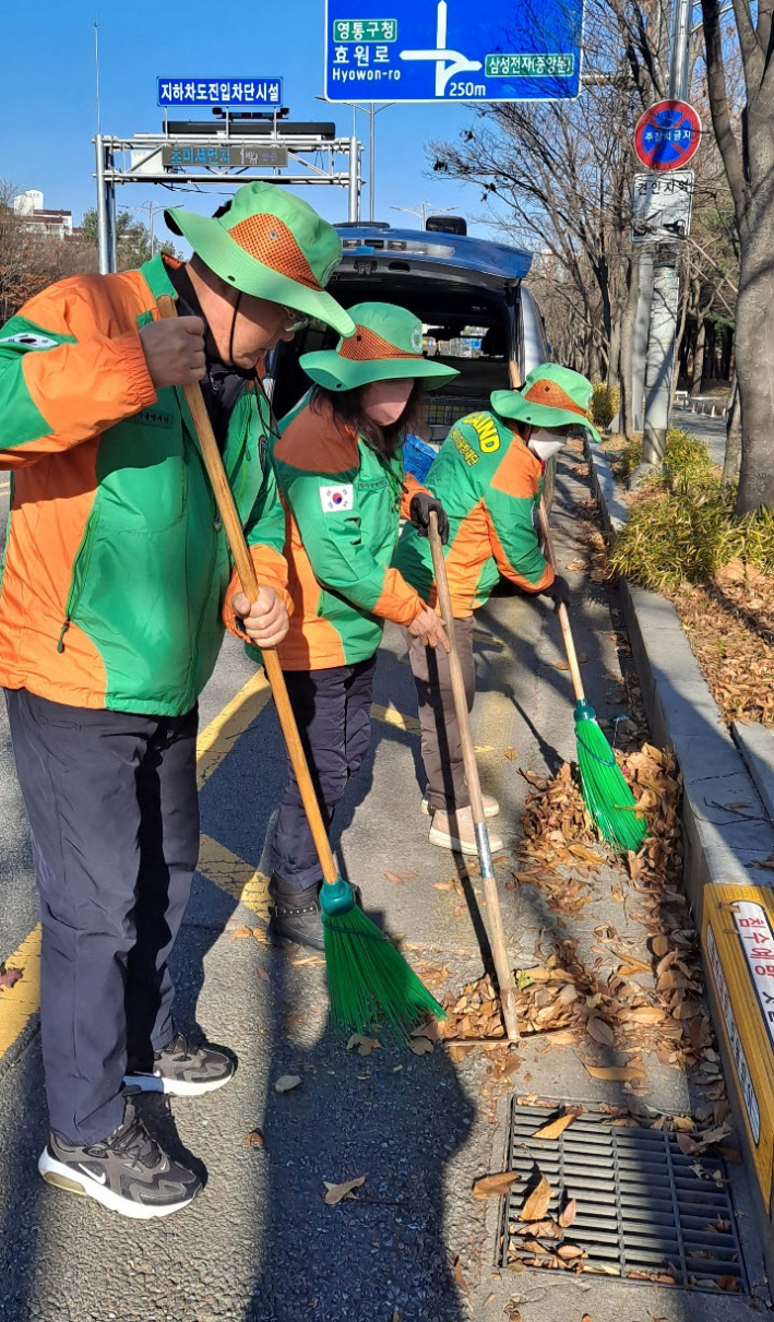 배수시설을 정비하는 방재단
