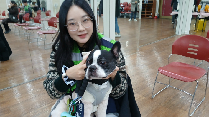 우수활동 대원 표창을 받은 김재훈 대원과 반려견 코코 모습