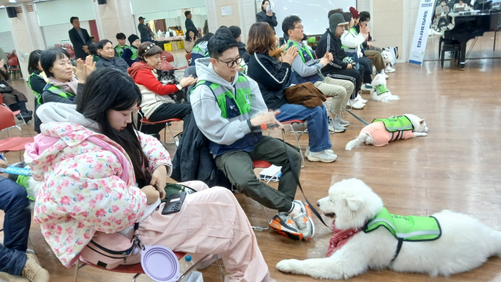 진지하게 '안전 빙고게임' 퀴즈 문제를 푸는 대원들