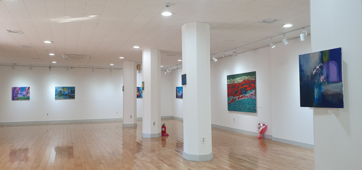 화이트 큐브의 기둥 사이로 작품들이 리듬감 있게 배치되어 있다. 관람객은 이 공간을 거닐며 작가가 펼쳐놓은 기억의 풍경을 마주하게 된다.