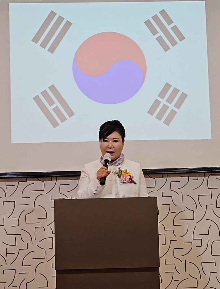 사)경기도실버자원봉사회 안재분 회장이 대회사를 하고 있다.