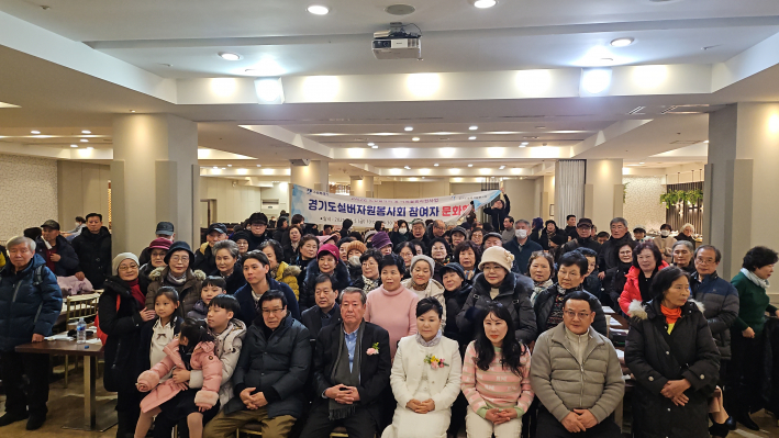 문화행사를 마치고 기념촬영을  하기위해 한자리에 모였다.