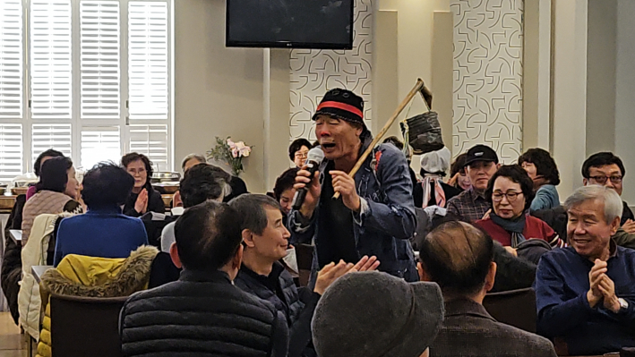 이재주 품바예술단 단장이 흥을 돋우고 있다.