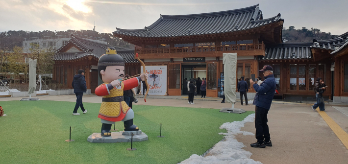 겨울 해가 뉘엿뉘엿 넘어가는 오후, 정조테마공연장의 고즈넉한 풍경이 관객을 맞이한다.