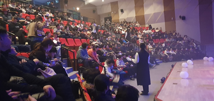 공연 시작 직전, 빈자리를 찾아볼 수 없는 객석. 폭풍전야 같은 긴장감과 기대감이 공존했다.