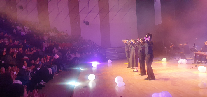 모든 에너지를 쏟아낸 후 관객들에게 인사하는 남상일과 연주단.