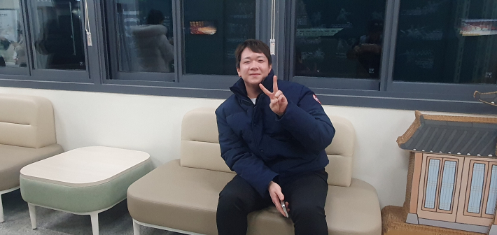 수원 공연장의 정갈한 매력에 빠졌다며 밝게 웃는 관객 송민근(서울) 씨.