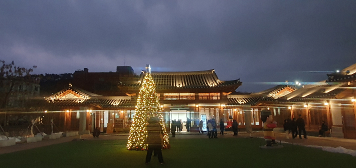 공연이 끝난 후, 어둠이 내려앉은 정조테마공연장. 크리스마스트리의 불빛이 공연의 여운처럼 반짝인다.