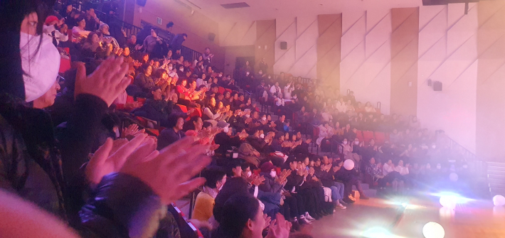 무대를 향해 아낌없는 박수와 환호를 보내는 관객들.