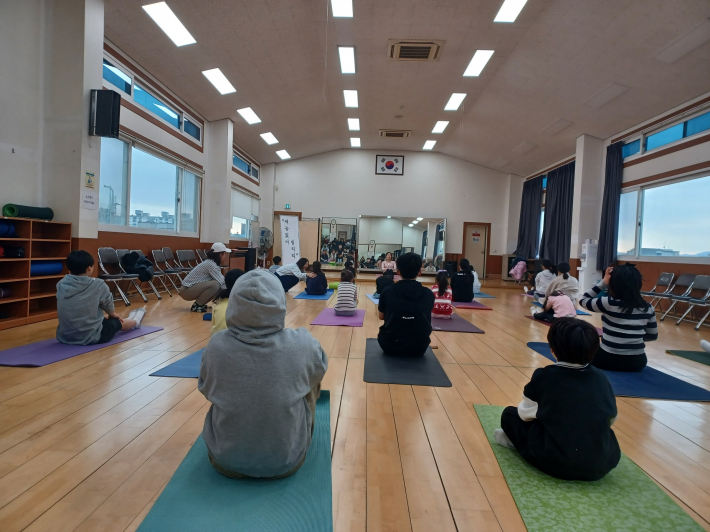 세류3동에서 4차 재능있어빌리티 청소년 요가를 진행하고 있다.