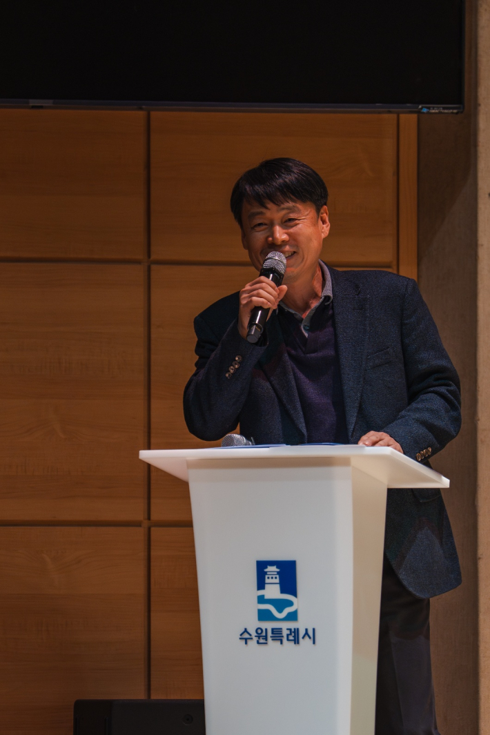 수원금원초등학교 이기형 교장이 축사를 하고 있다