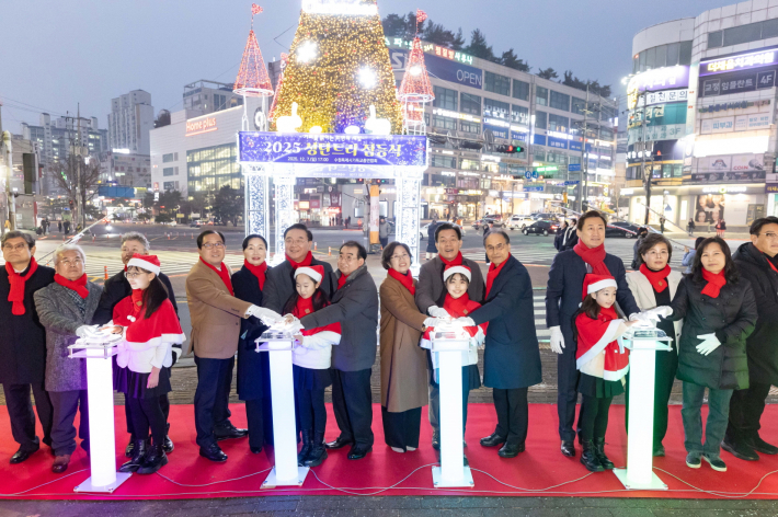 2025 성탄트리 점등식 참여자들이 함께 퍼포먼스를 하고 있다.