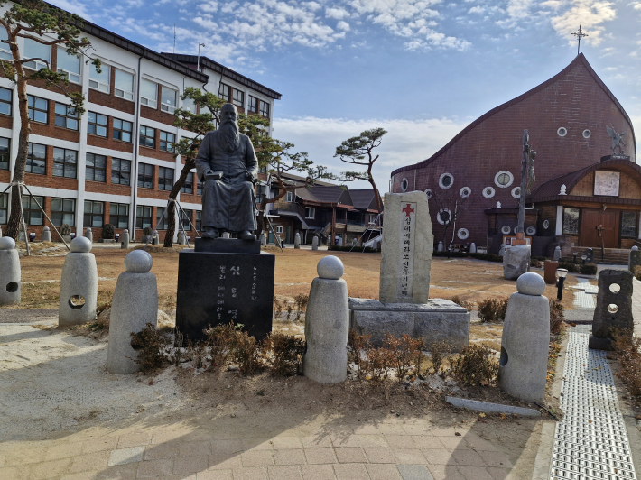 오래된 성당은 도시 소음을 뒤로 하고, 잔잔한 정적에 잠겨 있다.   