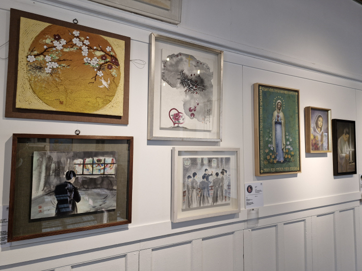 기도 소리가 들리는 그림이 대부분이지만, 일상의 고뇌와 아픔을 그려낸 작품도 있다.   