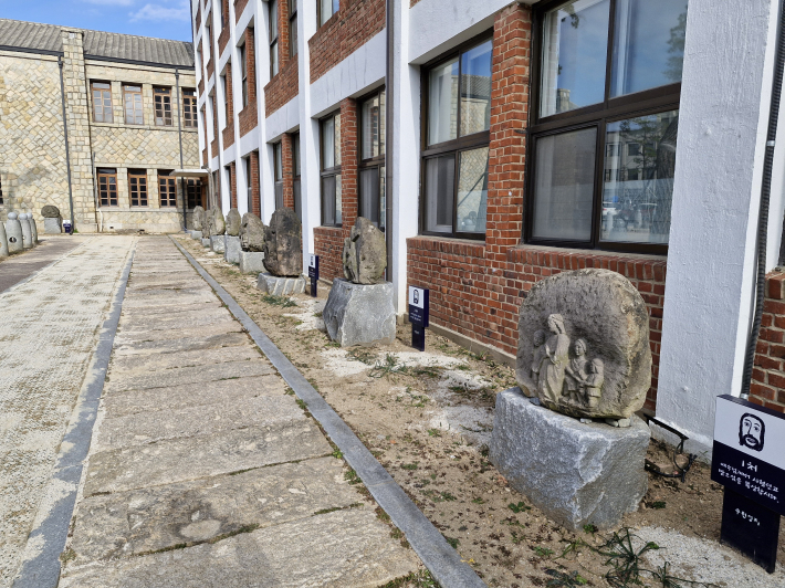 성당 뜨락을 걷다 보면 종교인이 아니어도 누구나 기도하는 사람이 된다.