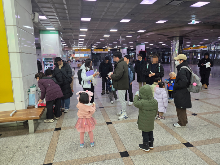 수원역 앞에 모인 5살 아이와 아빠