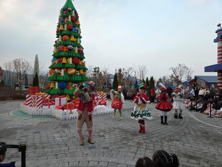 오후4시 30분 대형 트리 앞에서 공연 관람