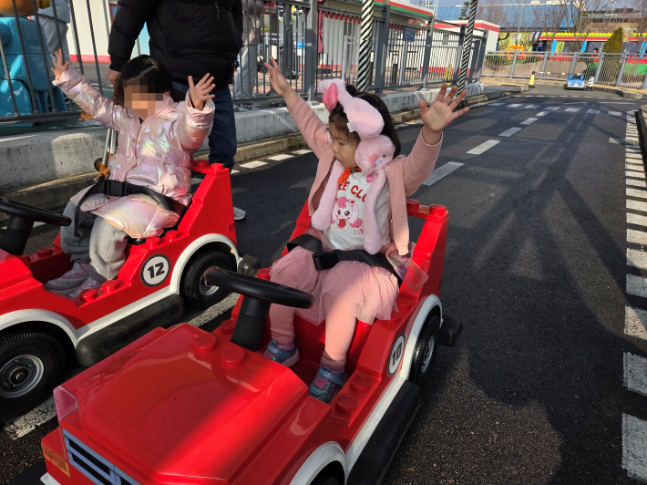 놀이기구를 타는 딸아이의 모습