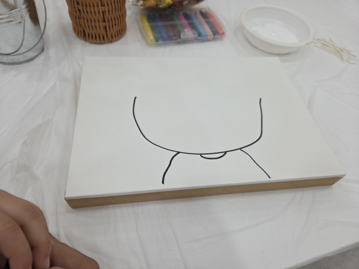 얼굴윤곽은 아빠가 색칠과 표현은 아이가