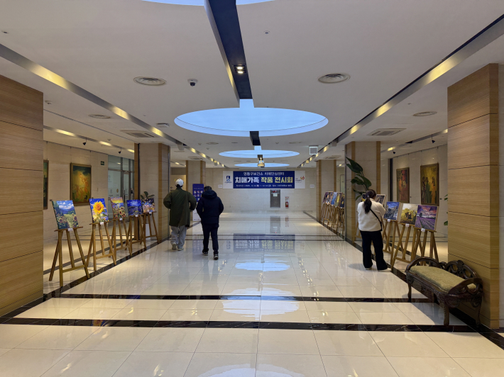 치매가족 작품전시회 '힐링에 아트를 더하다'가 열리는 아주대학교 병원 별관 로비.