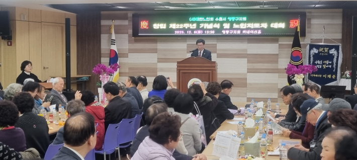 김열경 지회장이 창립 22주년 기념사를 하고 있다. 