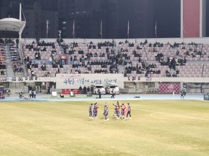 경기 시작 전, 수원FC 선수들 모습